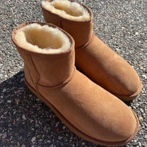 Brand New Ugg Boot Mini’s Size 9 (Never Been Worn)